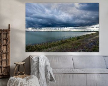 Nuages menaçants sur Lelystad vus de l'Enkhuizerdijk avec la tour de radio et les écluses en vue.