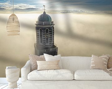 Peperbus kerktoren in Zwolle boven de mist
