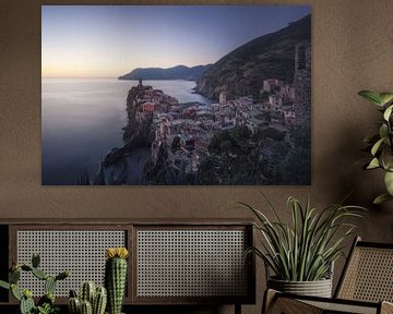 Blaue Stunde über dem Dorf Vernazza. Cinque Terre, Italien