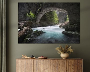 Pont sur le ruisseau dans le ravin. Vallée d'Aoste, Italie sur Stefano Orazzini