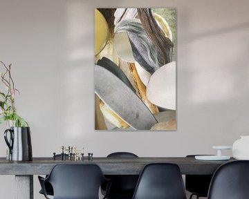 Zeedrift, un collage composé d'un mélange de tons bruns, gris, sable et argile avec un aspect organique de bois flotté délavé. sur Beautiful Thrills