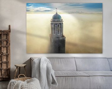 Peperbus kerktoren in Zwolle boven de mist van Sjoerd van der Wal Fotografie