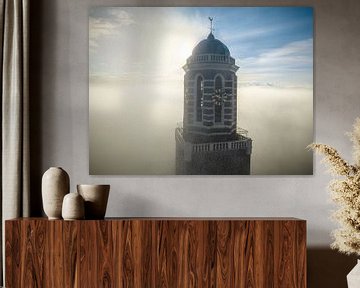 Peperbus kerktoren in Zwolle boven de mist