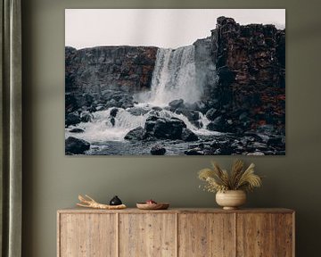 Die Kraft des Öxarárfoss-Wasserfalls in Island von Inez Nina Aarts