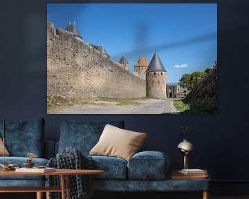 Mauer und Eingangstor der antiken Stadt Carcassonne in Frankreich