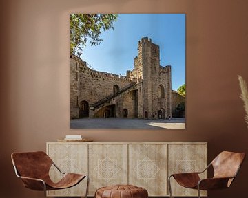 Torens op muur rond oude stad Carcassonne in Frankrijk van Joost Adriaanse