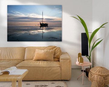 Segelschiff in Wattenmeerlandschaft bei Sonnenuntergang von Hette van den Brink