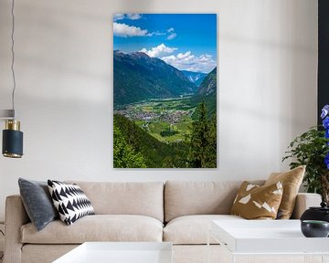 Vue sur la vallée de l'Ötztal et la ville d'Umhausen au Tyrol, en Autriche, au cours d'une journée de travail. sur Sjoerd van der Wal Photographie