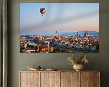 Heißluftballon mit Florenz im Hintergrund bei Sonnenaufgang von Sidney van den Boogaard