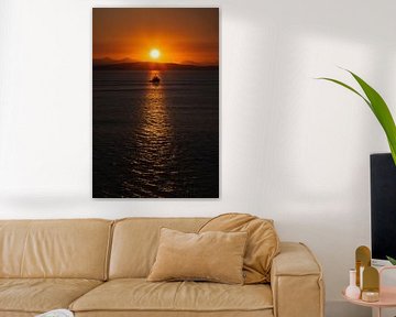 Sonnenuntergang auf See | Boot im Scheinwerferlicht von Laura Dijkslag