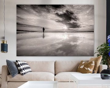 wandelen op het Noordzeestrand bij een ondergaande zon van eric van der eijk