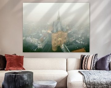 Sassenpoort oude poort in Zwolle tijdens een mistige herfstochtend van Sjoerd van der Wal Fotografie