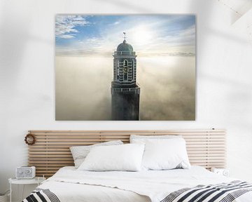 Peperbus-Kirchturm in Zwolle über dem Nebel von Sjoerd van der Wal Fotografie