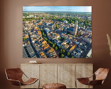 Luftaufnahme der Stadt Zwolle während eines Sonnenuntergangs im Sommer