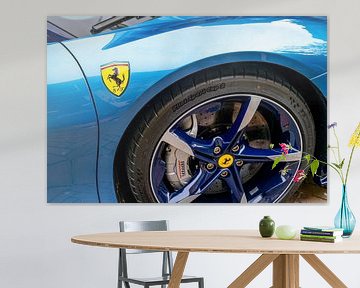 Ferrari SF90 sportwagen met lichtblauw stuur