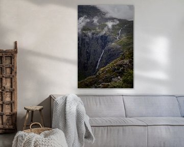Mystieke Waterval in Noors Nevelwoud