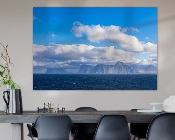 Uitzicht op de rotsen van de Faeröer met wolken van Rico Ködder