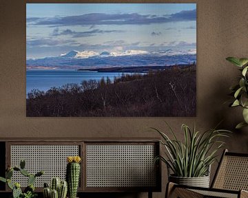 Blick über den See Lagarfljót auf schneebedeckte Berge im Oste