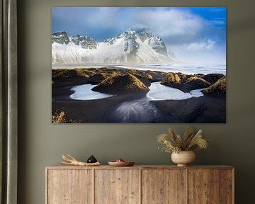 Zwart lavastrand en duinen bij Vestrahorn in IJsland van Sascha Kilmer