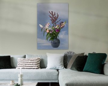 Illustratie van een bouquet bloemen met blauwe achtergrond van W J Kok