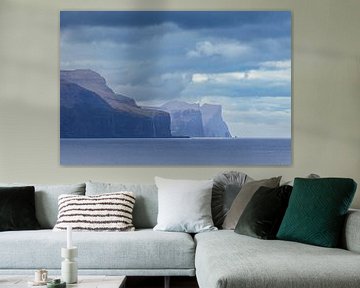 Blick auf die Felsen der Färöer Inseln mit Wolken