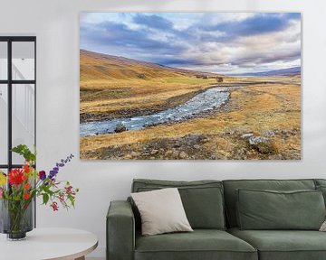 Landschap met rivier in het oosten van IJsland