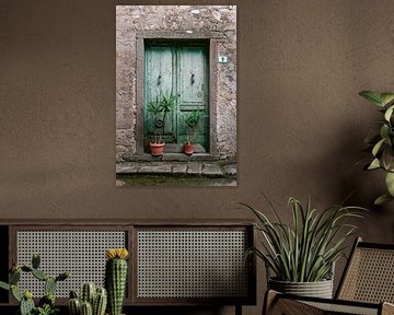 Oude turquoise deur Italië | Fotoprint kleurrijke reisfotografie van HelloHappylife