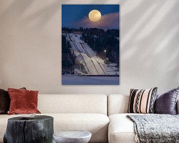 Winter met volle maan over de springschansen in Lillehammer, Noorwegen