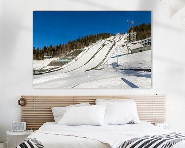 Sneeuwbedekte Springschansen in Lillehammer, Noorwegen van Adelheid Smitt