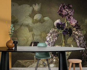 Zacht stilleven met bloemen. Taupe.