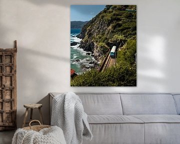 Zug an der Küste in Cinque Terre, Italien von Sidney van den Boogaard