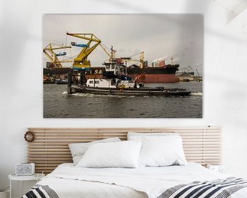 Duwboot en zeeschip in de haven van Amsterdam van scheepskijkerhavenfotografie