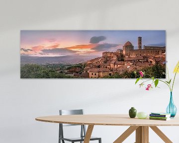 La ville de Volterra en Toscane en Italie au coucher du soleil sur Voss Fine Art Fotografie