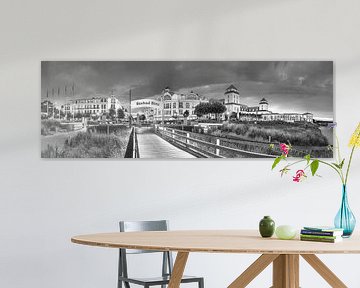 Ostseebad Binz mit Seebrücke am Abend in schwarzweiss von Manfred Voss, Schwarz-weiss Fotografie