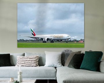 Boeing 777 van Emirates Airline landt op Schiphol