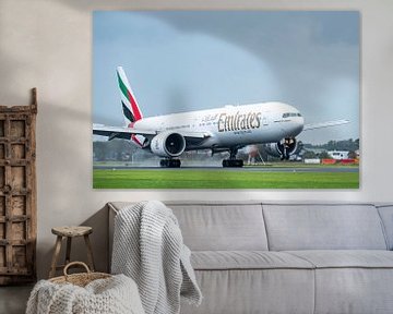 Boeing 777 der Emirates Airline bei der Landung auf dem Flughafen Schiphol