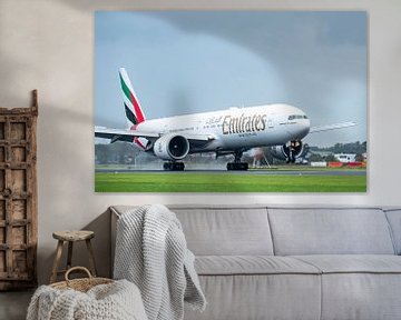 Boeing 777 van Emirates Airline landt op Schiphol