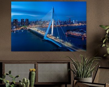 Rotterdam: Erasmus brug en de skyline in het blauwe uur 
