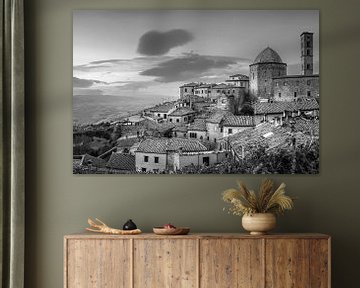 Stimmungsvolles Volterra in der Toskana in Italien in schwarzweiß von Manfred Voss, Schwarz-weiss Fotografie