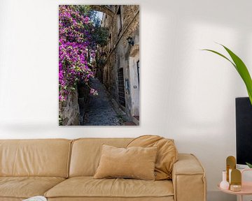 Gasse mit lila Bougainville in Bussana Vecchia von Paul Veen