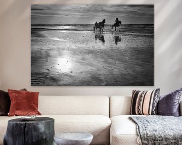 Paarden op het strand tijdens een zonsondergang van eric van der eijk