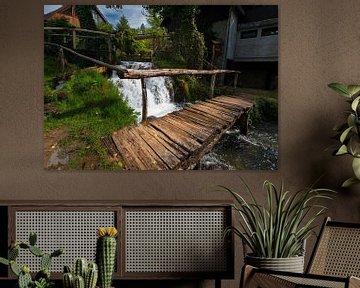 Houten brug over smalle rivier van Sidney van den Boogaard