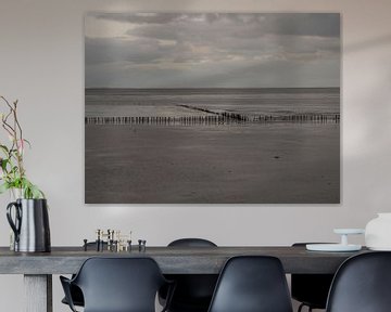 Mer des Wadden avec bollards à marée basse sur Robin Jongerden