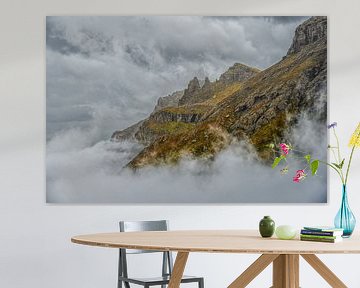 Umgeben von Wolken, zeigen sich die Berge der Dolomiten in ihrer ganzen Schönheit. von Leon Okkenburg