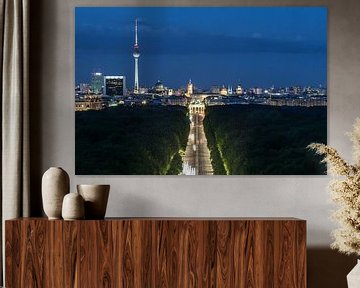 Berlijnse skyline met Fernseturm en Brandenburger Tor op het blauwe uur