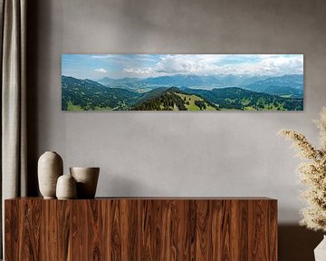 Panoramisch uitzicht over de Oberallgäu naar de Grünten, Oberstdorf en de Allgäuer Alpen van Leo Schindzielorz