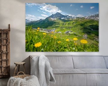 Blumige Aussicht auf die Lechtaler Alpen und Zürs von Leo Schindzielorz