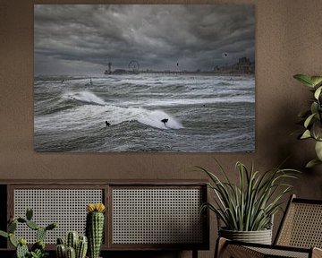 surfers op de Noordzee langs de kust van Scheveningen van gaps photography