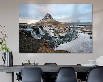 Vulkan Kirkjufell in Island in der Abenddämmerung von Mirjam Dolstra