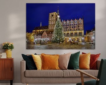 Stralsunder Alter Markt mit beleuchtetem Weihnachtsbaum vor dem Rathaus in der Nacht von Stefan Dinse